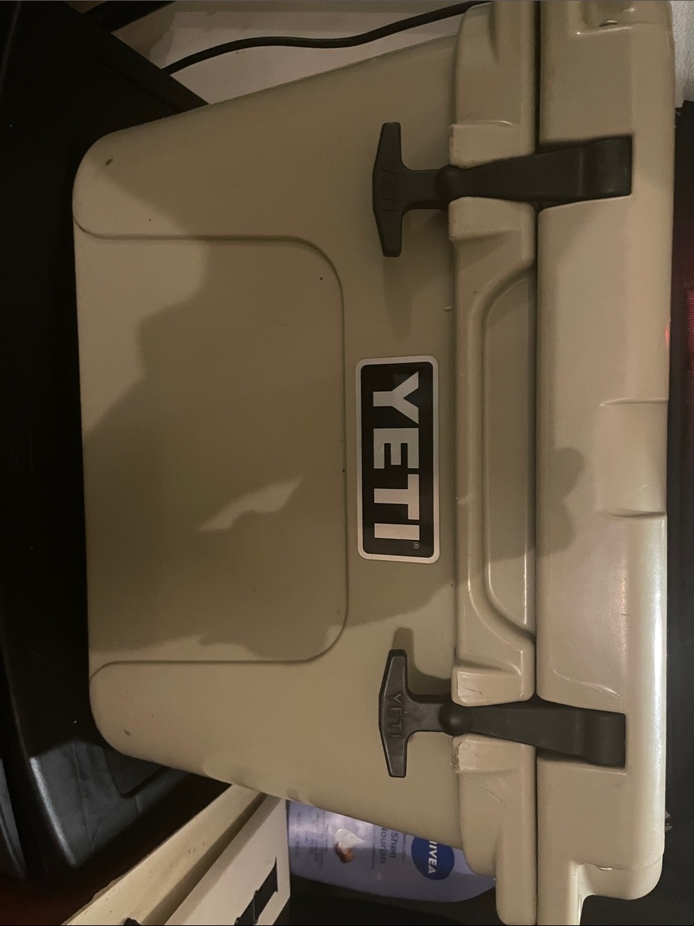 Gentle Used CaredFor Yeti Tan Hard Cooler with Black Latches
Check the vid 0ut